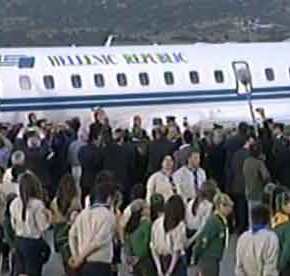 ΣΤΗΝ ΑΘΗΝΑ ΤΟ ΑΓΙΟ ΦΩΣ: Με τιμές αρχηγού κράτους η υποδοχή του&nbsp;(ΒΙΝΤΕΟ)