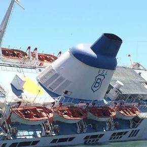 ΣΥΜΒΑΙΝΕΙ ΤΩΡΑ! Πλοίο βουλιάζει μέσα στο λιμάνι του Πειραιά!&nbsp;(Φωτό-Βίντεο)