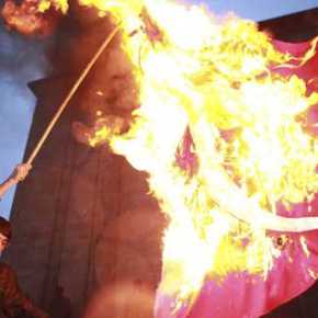 Στη πυρά έριξαν τις Τούρκικες Σημαίες την Ημέρα της Μνήμης οι Αρμένιοι!&nbsp;(vid)