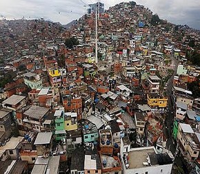 Deutsche Welle: Ειδομένη, η πρώτη φαβέλα της Ευρώπης .Με τις φαβέλες της Βραζιλίας παρομοιάζει την Ειδομένη η Deutsche Welle. Κάθε πρωί, 3-4 λεωφορεία φτάνουν στην Ειδομένη. Αρχικά, παρκάρουν…