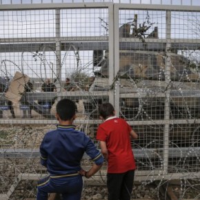 Ειδομένη: Επεισόδια στον φράχτη των συνόρων – Οι Σκοπιανοί έριξαν δακρυγόνα και χειροβομβίδες κρότου λάμψης σε πρόσφυγες και μετανάστες!&nbsp;ΒΙΝΤΕΟ