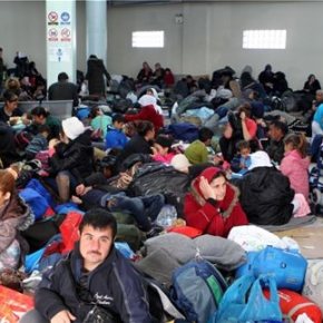 Ελληνικό: «Υγιειονομική βόμβα» με 6.000 μετανάστες σε άθλιες συνθήκες -Πρόσφυγες σπάνε τα τζάμια του αεροδρομίου γιατί&nbsp;ασφυκτιούν