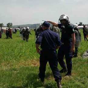 Χάος στην Ειδομένη: Σκοπιανοί αστυνομικοί «βομβαρδισαν» ξανά το ελληνικό έδαφος με χημικά και χειροβομβίδες κρότου&nbsp;λάμψης