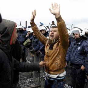 ΦΟΒΟΥΝΤΑΙ ΓΙΑ ΤΙΣ ΖΩΕΣ ΤΙΣ ΔΙΚΕΣ ΤΟΥΣ ΚΑΙ ΤΩΝ ΠΑΙΔΙΩΝ ΤΟΥΣ – Έκρυθμη η κατάσταση στην «προσφυγούπολη» της Ειδομένης: Οι κάτοικοι αγοράζουν όπλα για την προστασία τους&nbsp;–