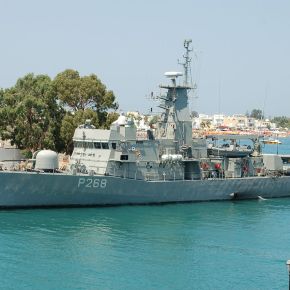 Η κανονιοφόρος του ΠΝ, ΚΡΑΤΑΙΟΣ, ετοιμη να εμβολισει το σκαφος του τουρκικου λιμενικου σημερα στις Οινούσσες. Τους παει γαμ….ντας!!!!  Ευγε! Ακουστε και τα σχολια που ακουγονται την ωρα του&nbsp;βιντεο!!!