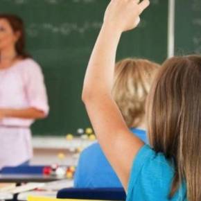 «ΕΤΣΙ ΔΕΙΧΝΕΙΣ ΟΤΙ Η ΓΕΡΜΑΝΙΑ ΕΙΝΑΙ ΧΑΛΙΑ»!Γερμανίδα καθηγήτρια απαίτησε από Ελληνίδα μαθήτρια με στόμφο να βγάλει αμέσως την μπλούζα της επειδή εκθείαζε την Ελλάδα!&nbsp;–