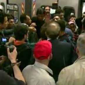 ΣΥΜΒΑΙΝΕΙ ΤΩΡΑ (ΦΩΤΟ)! Έφτασαν στην πλατεία Συντάγματος 40 μετανάστες από το λιμάνι του Πειραιά – Ισχυρές αστυνομικές δυνάμεις τους γυρίζουν&nbsp;πίσω!