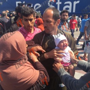 Χάος στο λιμάνι του Πειραιά! Η ενημέρωση άναψε τα αίματα! Η στιγμή που πρόσφυγας προσπαθεί να πετάξει μωρό πάνω σε λιμενικό!&nbsp;ΒΙΝΤΕΟ