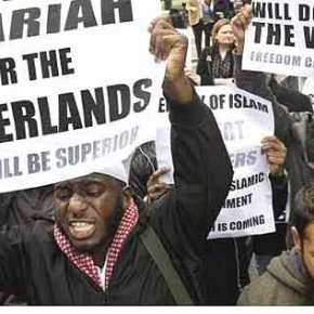 ΟΛΛΑΝΔΙΑ : ΜΗΝ ΤΡΑΓΟΥΔΑΤΕ ΔΗΜΟΣΙΑ ΓΙΑΤΙ ΕΙΝΑΙ ΑΝΤΙΘΕΤΟ ΜΕ ΤΗΝ…ΣΑΡΙΑ!&nbsp;(βίντεο)