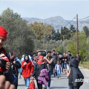 «Όπου φύγει-φύγει» πρόφυγες και μετανάστες στη Χίο -BINTEO-Έκοψαν τα συρματοπλέγματα για να βγουν από το hot spot και αυτήν την ώρα πραγματοποιούν πορεία προς το&nbsp;λιμάνι