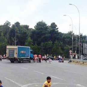 Αφγανοί μετανάστες έκλεισαν τον κόμβο Μαλακάσας-Φωτογραφίες