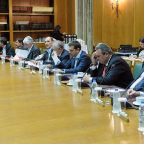 Με «όπλο» τον ανασχηματισμό για να ψηφιστούν τα μέτρα -Τα σενάρια του ανασχηματισμού στο παρασκήνιο των διαπραγματεύσεων. Η αναμόρφωση του κυβερνητικού σχήματος το όπλο του Τσίπρα για να περάσουν τα&nbsp;μέτρα.