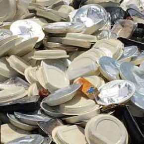 Φωτό πρόκληση από το hotspot Σκαραμαγκά! Πεταμένες μερίδες φαγητού στο&nbsp;δρόμο!