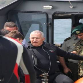 ΤΟΥΛΑΧΙΣΤΟΝ ΕΧΟΥΜΕ ΙΚΑΝΗ ΣΤΡΑΤΙΩΤΙΚΗ ΗΓΕΣΙΑ…Aρχηγός ΓΕΕΘΑ «με τα όλα του»: Ο ναύαρχος Β.Αποστολάκης έκανε άλμα από CH-47D Chinook και κατάδυση μαζί με τα «βατράχια»&nbsp;[βίντεο-φωτό]