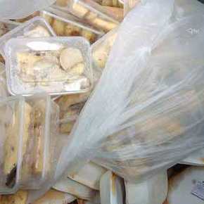 Πετάμε φαγητό από τα κέντρα προσφύγων στα σκουπίδια! Φωτογραφία από τη&nbsp;Μαλακάσα