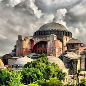 ΜΕΤΑΤΡΕΠΟΥΝ ΤΗΝ ΑΓΙΑ ΣΟΦΙΑ ΚΩΝΣΤΑΝΤΙΝΟΥΠΟΛΗΣ ΣΕ ΤΖΑΜΙ ΓΙΑ ΤΟ&nbsp;ΡΑΜΑΖΑΝΙ