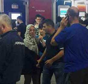 ΧΑΟΣ ΣΤΗΝ ΤΟΥΡΚΙΑ: Πανικόβλητοι οι πολίτες συρρέουν σε ΑΤΜ και πρατήρια&nbsp;βενζίνης