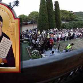 Χιλιάδες πιστοί στον τάφο του Αγίου Παϊσίου – Εκοιμήθη σαν σήμερα πριν από 22 χρόνια&nbsp;(φωτό)