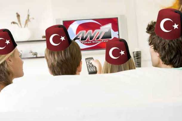 Family-watching-TV-1947946