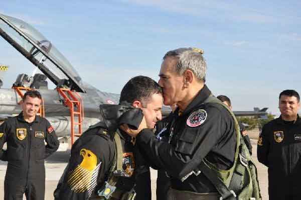 hava-kuvvetleri-komutani-akin-ozturkun-soloturk-ucusu-nefes-kesti-DHA-379d603e36acf2f49c505eb4df7a9daa-2-t