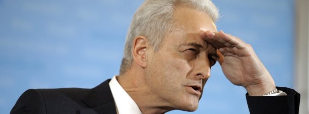 Berlin/ ARCHIV: Bundesverkehrsminister Peter Ramsauer (CSU) blickt im Bundesverkehrsministerium in Berlin bei einer Pressekonferenz zu Lieferverzoegerungen bei Elektrotriebwagen in Richtung der Journalisten (Foto vom 07.02.12). Ramsauer will den Spitzen der schwarz-gelben Koalition demnaechst einen konkreten Plan fuer eine Pkw-Maut vorlegen. "Mein Konzept zur Finanzierung der Verkehrsinfrastruktur liegt seit wenigen Wochen fertig in der Schublade. Das Papier umfasst auch die Pkw-Maut", sagte der CSU-Politiker "Bild am Sonntag" (Ausgabe vom 27.05.12) laut Vorabbericht. "Die Parteichefs von CDU, CSU und FDP koennen es, wenn sie wollen, bei ihrem naechsten Spitzentreffen am 4. Juni diskutieren. Dann muss der Koalitionsausschuss entscheiden, welchen Weg der Finanzierung er gehen will", fuegte Ramsauer hinzu. (zu dapd-Text) Foto: Michael Gottschalk/dapd