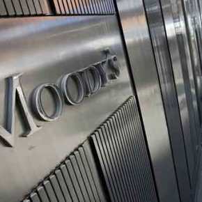 Moody’s: «Η χαλάρωση των capital controls θα φέρει πίσω τις καταθέσεις στις ελληνικές&nbsp;τράπεζες»