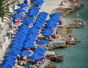 «Βουλιάζουν» φέτος οι ελληνικές&nbsp;παραλίες