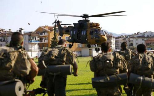 Fetullahçı Terör Örgütü'nün (FETÖ) darbe girişimi sırasında, Cumhurbaşkanı Recep Tayyip Erdoğan'ın ayrılmasının ardından, Muğla'nın Marmaris ilçesinde konakladığı otele saldırı düzenleyen askerleri yakalamak için dağlık ve ormanlık alana helikopterlerle bir tabur özel eğitimli asker gönderildi. Cumhurbaşkanı Erdoğan'ın konakladığı otele düzenlenen saldırının ardından ormanlık alana kaçan askerleri arama çalışmaları devam ediyor. Ekiplere takviye olarak Bornova 2. Jandarma Komando Tugay Komutanlığından araçlarla yola çıkan ve rütbelilerden oluşan özel eğitimli yaklaşık 300 asker, Marmaris'e geldi. İlçe stadında toplanan askerler, helikopterlerle 10'ar kişi halinde alınarak Marmaris ile Datça arasındaki ormanlık ve dağlık alanlara bırakıldı. ( Orhan Çiçek - Anadolu Ajansı )