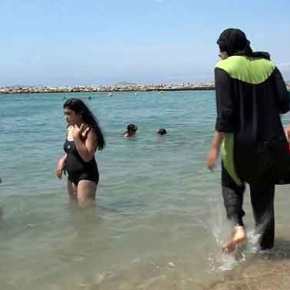 Νίκαια: Αστυνομικοί αναγκάζουν μουσουλμάνα να βγάλει το μπουρκίνι στην παραλία: «Ο νόμος είναι νόμος! Εμείς είμαστε καθολικοί» (φωτό,&nbsp;vid)