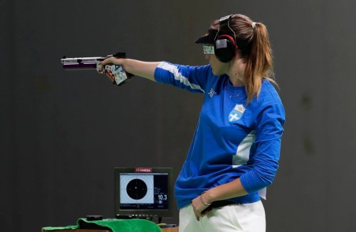 epa05461329 Anna Korakaki of Greece takes aim during the women's 10m Air Pistol final of the Rio 2016 Olympic Games Shooting events at the Olympic Shooting Centre in Rio de Janeiro, Brazil, 07 August 2016. Korakaki won the bronze medal.  EPA/VALDRIN XHEMAJ