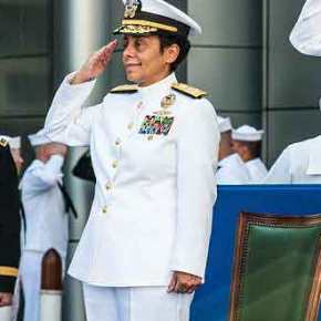 Η “κοντή” τετράστερη Ναύαρχος των ΗΠΑ που διοικεί σαν γίγαντας το ΝΑΤΟ στη&nbsp;Μεσόγειο