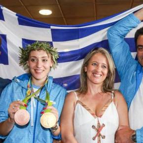 «ΤΩΡΑ ΘΕΛΩ ΝΑ ΓΙΟΡΤΑΣΩ ΜΕ ΟΛΟΥΣ ΤΟΥΣ ΔΡΑΜΙΝΟΥΣ»Χαμόγελα και συγκίνηση στη Δράμα για τη «χρυσή» Άννα&nbsp;Κορακάκη