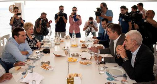 (Ξένη Δημοσίευση) Ο πρωθυπουργός Αλέξης Τσίπρας συνομιλεί με το Δήμαρχο Θεσσαλονίκης Γιάννη Μπουτάρη και τον Περιφερειάρχη Κεντρικής Μακεδονίας, Απόστολο Τζιτζικώστα κατά τη διάρκεια γεύματος στο πλαίσιο της 81ης ΔΕΘ, το Σάββατο 10 Σεπτεμβρίου 2016. Ο πρωθυπουργός, το βράδυ θα μιλήσει προς τους εκπροσώπους των παραγωγικών φορέων, εγκαινιάζοντας την 81η Διεθνή Έκθεση Θεσσαλονίκης, στο συνεδριακό κέντρο "Ι. Βελλίδης". . ΑΠΕ-ΜΠΕ/ΓΡΑΦΕΙΟ ΤΥΠΟΥ ΠΡΩΘΥΠΟΥΡΓΟΥ/Andrea Bonetti