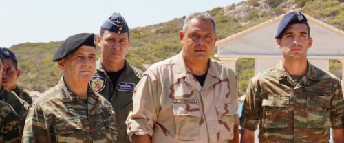 Ï Õðïõñãüò ÅèíéêÞò ¶ìõíáò ÐÜíïò ÊáììÝíïò, óõíïäåõüìåíïò áðü ôïí Áñ÷çãü ÃÅÅÈÁ Íáýáñ÷ï ÅõÜããåëï ÁðïóôïëÜêç ÐÍ êáé ôïí Áñ÷çãü ÃÅÓ ÁíôéóôñÜôçãï Âáóßëåéï Ôåëëßäç, åãêáéíßáóå ôéò ïéêßåò óôÝãáóçò ðñïóùðéêïý óôï Êáóôåëüñéæï.