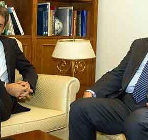 Αιφνίδια συνάντηση Μητσοτάκη και Καραμανλή στο&nbsp;Παγκράτι