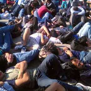 Καραφλιάσαμε : Ακόμη και «μισθό -επίδομα» απαιτούν οι δήθεν «Πρόσφυγες» στα Τρίκαλα!&nbsp;(video)