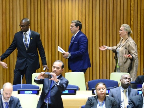 Ο πρωθυπουργός Αλέξης Τσίπρας (Κ) προσέρχεται στην Ολομέλεια της Συνόδου Κορυφής του ΟΗΕ για τη διαχείριση προσφυγικών-μεταναστευτικών μετακινήσεων μεγάλης κλίμακας, στη Νέα Υόρκη, Δευτέρα 19 Σεπτεμβρίου 2016. Ο Α. Τσίπρας βρίσκεται στη Νέα Υόρκη για να συμμετάσχει στις εργασίες της 71ης Γενικής Συνέλευσης των Ηνωμένων Εθνών. ΑΠΕ-ΜΠΕ/ΑΠΕ-ΜΠΕ/ΔΗΜΗΤΡΗΣ ΠΑΝΑΓΟΣ