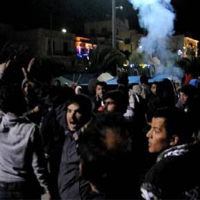 ΑΠΙΣΤΕΥΤΕΣ ΚΑΤΑΣΤΑΣΕΙΣ Χαμός στη Χίο: ΜΑΤ, πρόσφυγες και μετανάστες «έπνιξαν» με χημικά και έδειραν εκατοντάδες Χιώτες&nbsp;(βίντεο)