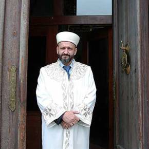 ΠΑΛΑΙΣΤΗΣ ΕΛΛΗΝΟΦΩΝΟΣ Ο… ΙΜΑΜΗΣ ΤΗΣ ΑΓΙΑΣ ΣΟΦΙΑΣ… (!!!). ΜΟΝΟ ΓΙΑ 100 ΑΤΟΜΑ ΕΓΙΝΕ Ο ΝΑΟΣ&nbsp;ΤΖΑΜΙ