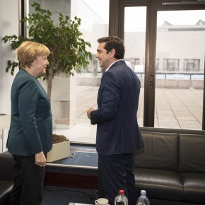 Αόριστες υποσχέσεις και όχι συγκεκριμένες δεσμεύσεις για το θέμα του ελληνικού χρέους πήρε ο πρωθυπουργός στις συναντήσεις που είχε με τον Φρανσουά Ολάντ και την Άνγκελα&nbsp;Μέρκελ.