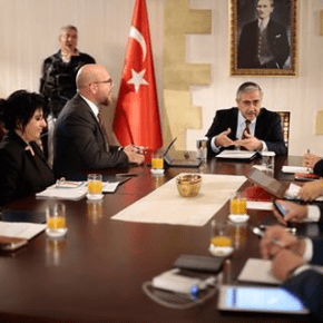 Συνέντευξη-διάγγελμα Ακιντζί: «Κόκκινη γραμμή η εκ περιτροπής Προεδρία»&nbsp;(βίντεο)