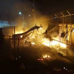 ΑΝΑΣΤΑΤΟΙ ΟΙ ΚΑΤΟΙΚΟΙ ΤΟΥ ΝΗΣΙΟΥ Χάος στη Μόρια μετά την έκρηξη και τους δύο νεκρούς στο κέντρο μεταναστών – Συγκρούσεις μεταξύ των ΜΑΤ και Αφρικανών (φωτό,&nbsp;βίντεο)