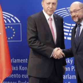 ΞΕΦΕΥΓΟΥΝ ΕΠΙΚΙΝΔΥΝΑ ΟΙ ΤΟΥΡΚΟΙ! Επίθεση συμβούλου Ερντογάν σε Σουλτς, με αναφορά σε ελληνικές&nbsp;ξιφολόγχες!