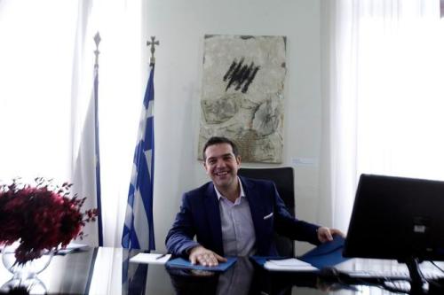 Ο Πρωθυπουργός Αλέξης Τσίπρας κάθεται στο γραφείο στην έναρξη λειτουργίας του Γραφείου της ΓΓ του Πρωθυπουργού, στην Θεσσαλονίκη, το Σάββατο 26 Νοεμβρίου 2016 ΑΠΕ-ΜΠΕ/ΑΠΕ-ΜΠΕ/ΝΙΚΟΣ ΑΡΒΑΝΙΤΙΔΗΣ