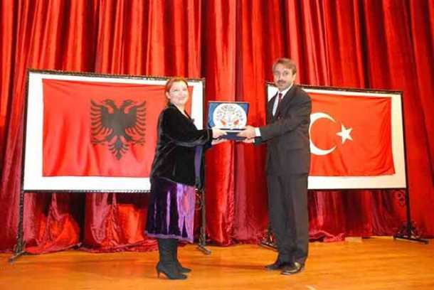 tunun_konugu_arnavutluk_bakan_yardimcisiydi_h4112