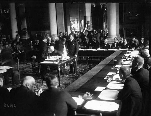 venizelos_signing_the_treaty_of_sevres