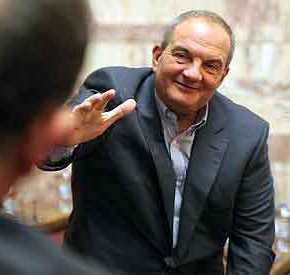 Η ΚΙΝΗΣΗ ΤΟΥ ΚΑΡΑΜΑΝΛΗ ΠΟΥ ΣΥΓΚΙΝΗΣΕ ΤΟΝ ΜΙΚΡΟΠΩΛΗΤΗ: Μόνο που δεν του φίλησε τα&nbsp;χέρια