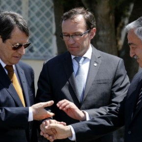 Ο Ακιντζί αποδέχεται παρουσία της Ε.Ε. στη&nbsp;διαπραγμάτευση