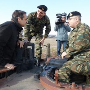 Ο Μητσοτάκης στον Έβρο, μπήκε σε Leopard και στον εξομοιωτή τους-Φωτογραφίες