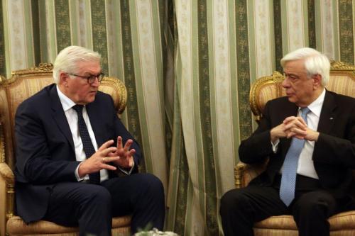 Ο Πρόεδρος της Δημοκρατίας  Προκόπης Παυλόπουλος (Δ) μιλά με τον υπουργό Εξωτερικών της Ομοσπονδιακής Δημοκρατίας της Γερμανίας Βάλτερ Στάϊνμάγερ  (Frank Walter Steinmeier) (Α) στη σημερινή τους συνάντηση στο Προεδρικό Μέγαρο, Κυριακή 4 Δεκεμβρίου 2016. ΑΠΕ-ΜΠΕ/ΑΠΕ-ΜΠΕ/Αλέξανδρος Μπελτές